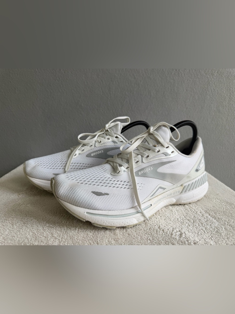 Brooks Running Shoes s9.5 Women’s Adrenaline GTS 23 White/Silver